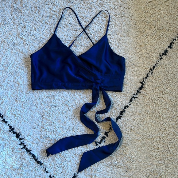 NWT Fashion Nova 'Luxury Views' navy blue tie front criss-cross crop top - Picture 4 of 9